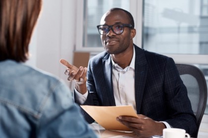 confiado arrogante entrevista laboral